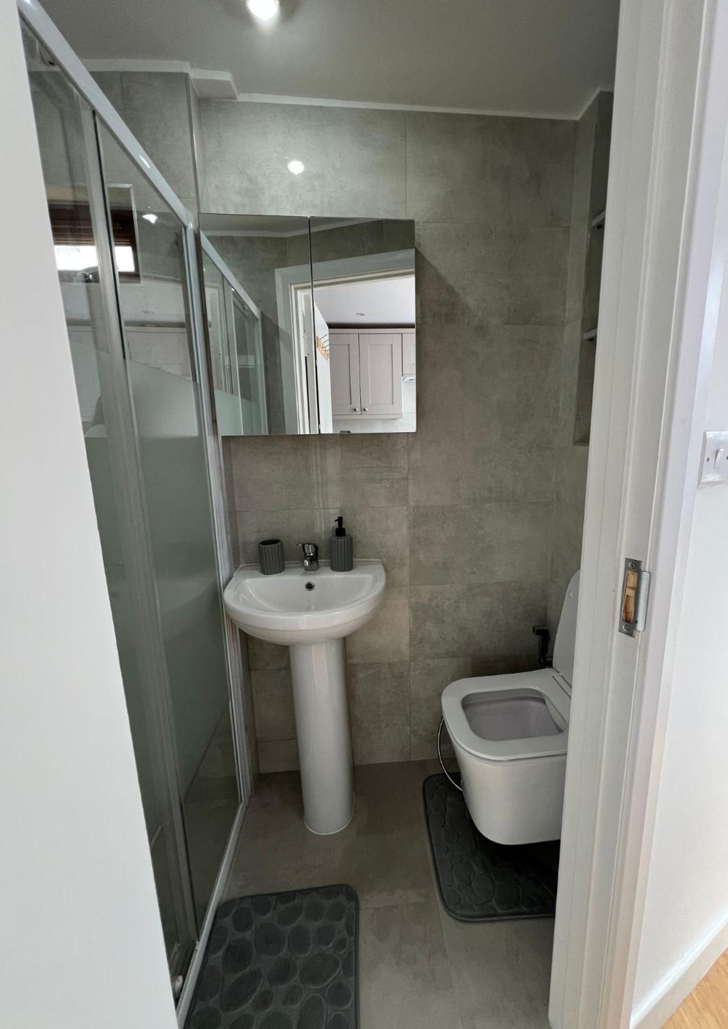 Spacious Double Bedroom Flat Near Homestay