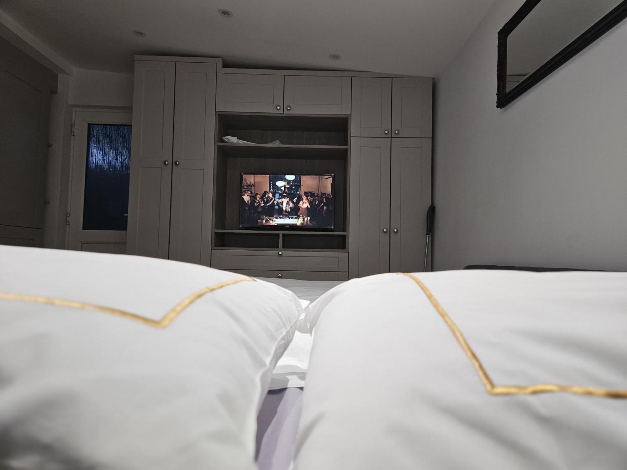 Spacious Double Bedroom Flat Near Homestay Ealing