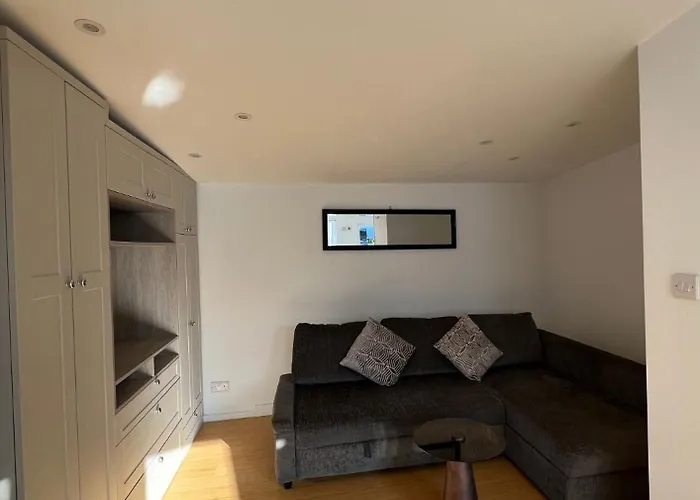 Spacious Double Bedroom Studio Flat Near Ealing