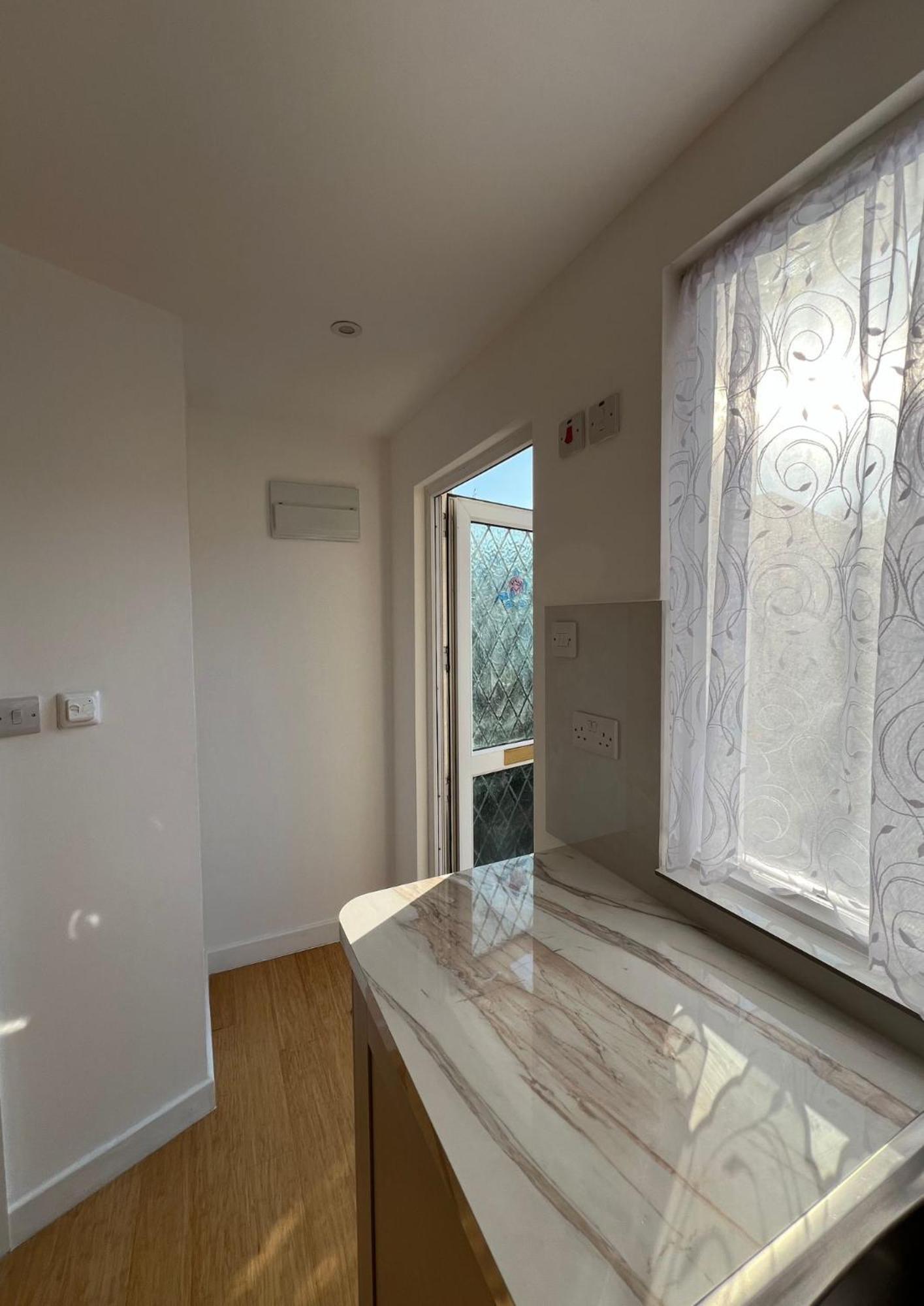 Spacious Double Bedroom Flat Near Ealing