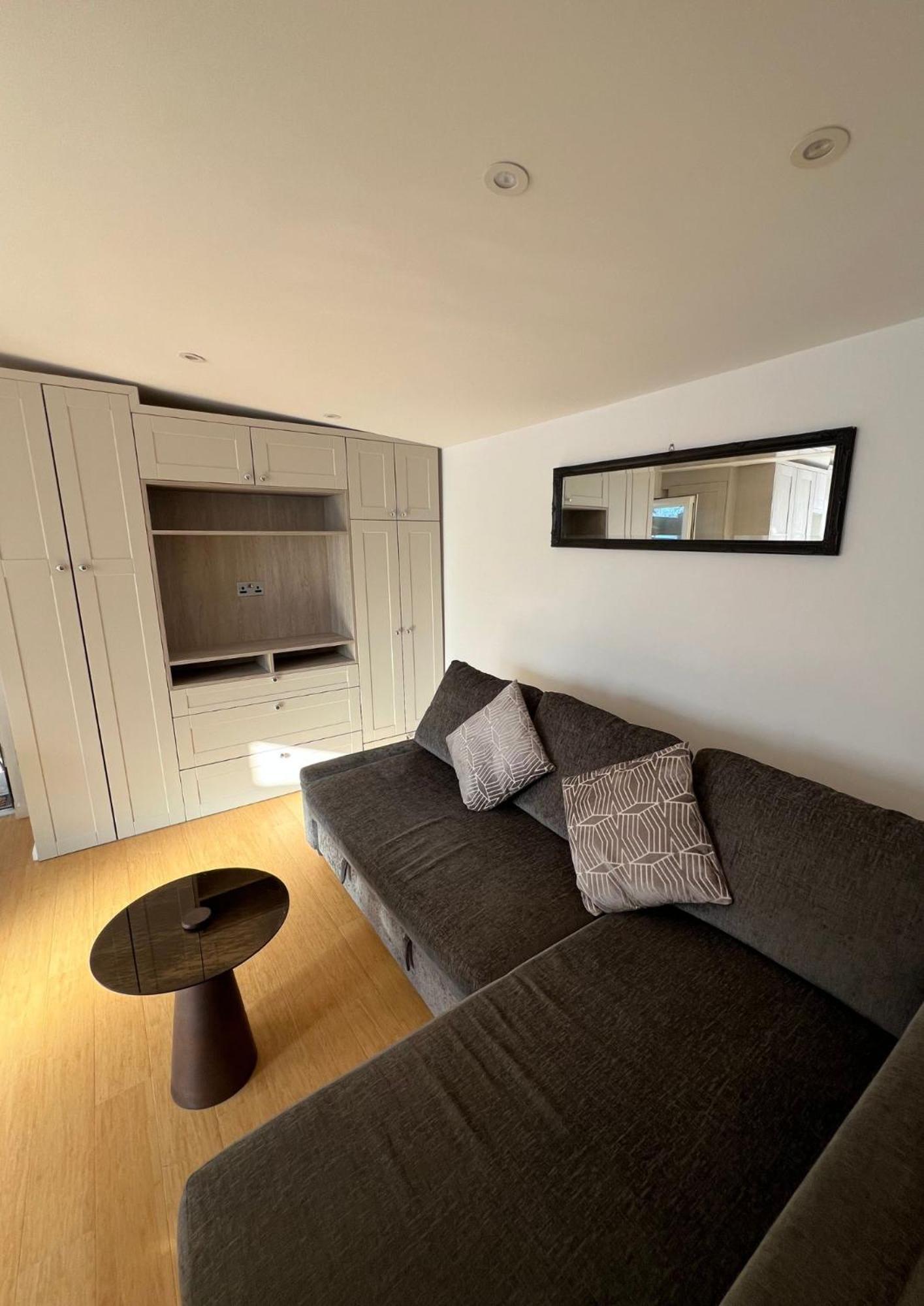Spacious Double Bedroom Flat Near *