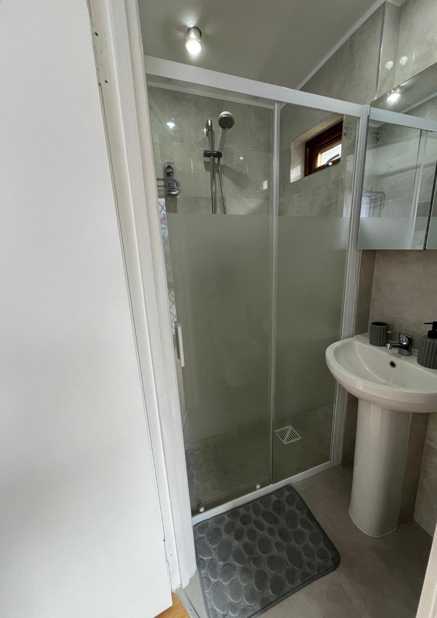 Homestay Spacious Double Bedroom Flat Near