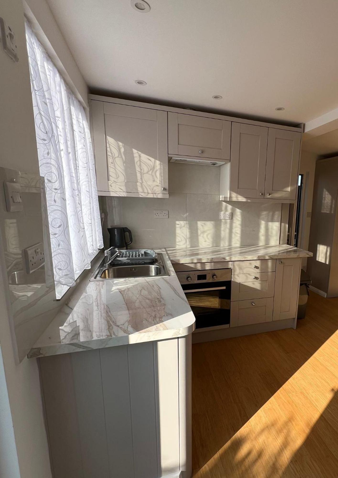 Spacious Double Bedroom Flat Near Homestay Ealing