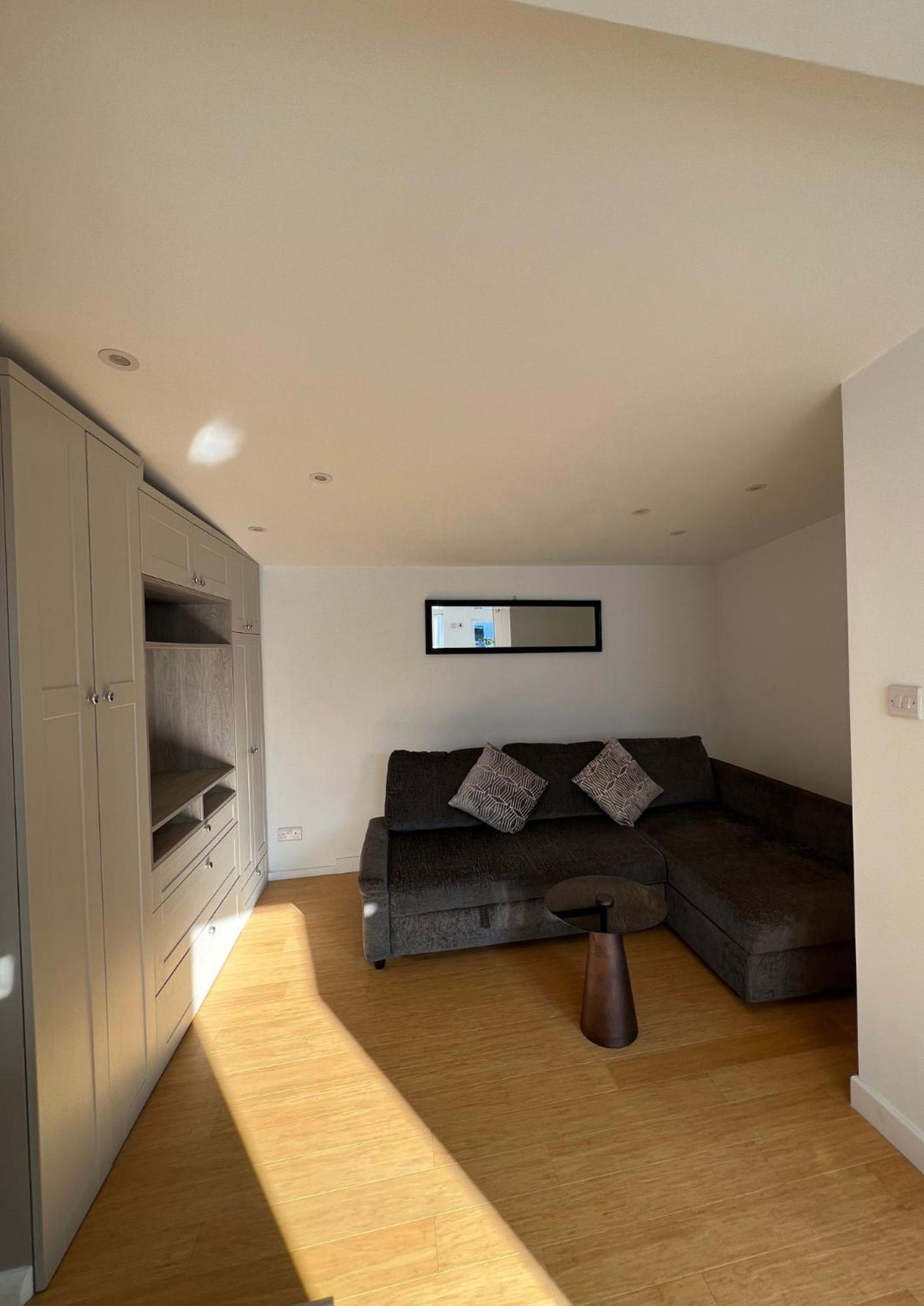 Spacious Double Bedroom Flat Near Ealing