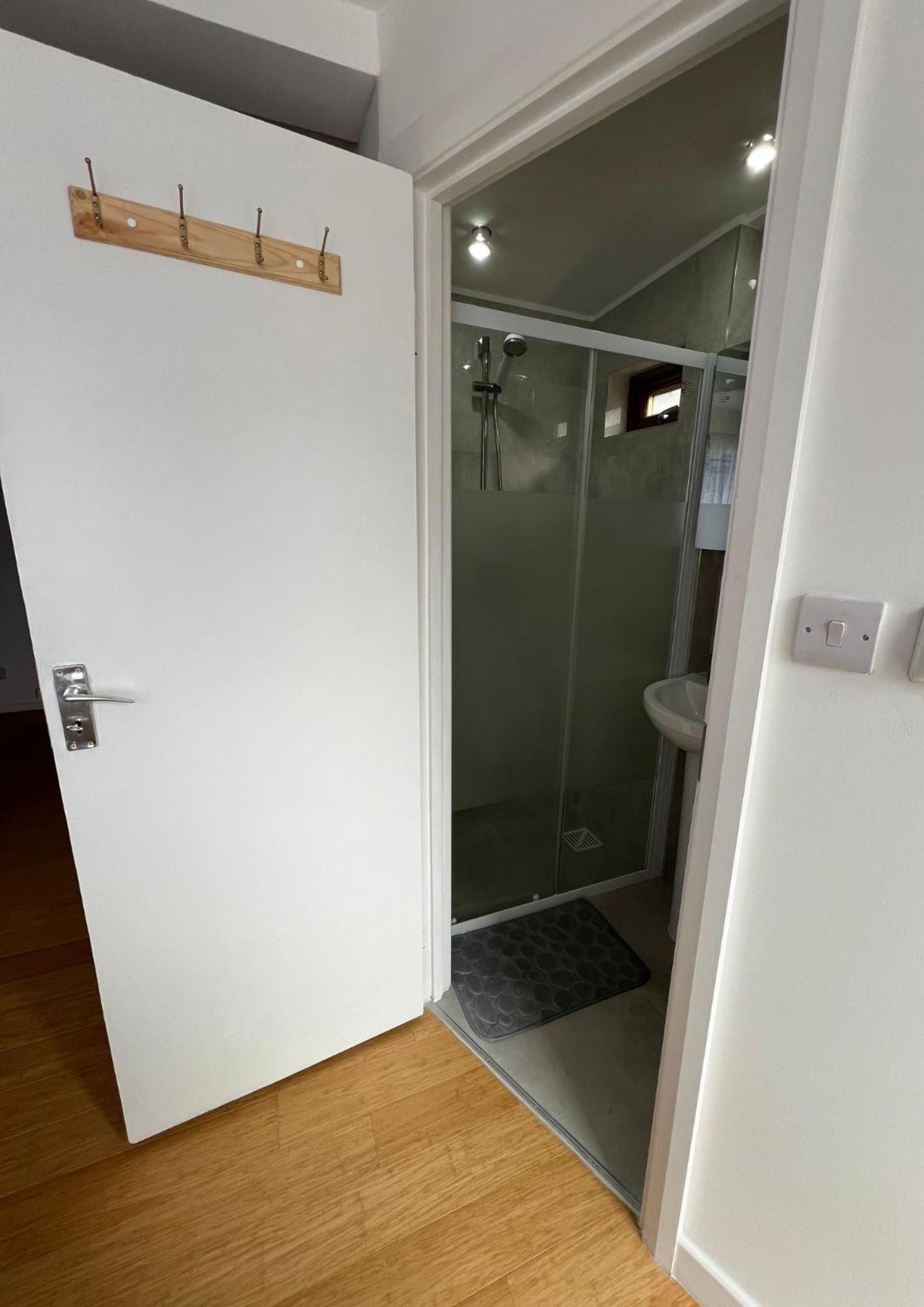 Spacious Double Bedroom Flat Near Ealing