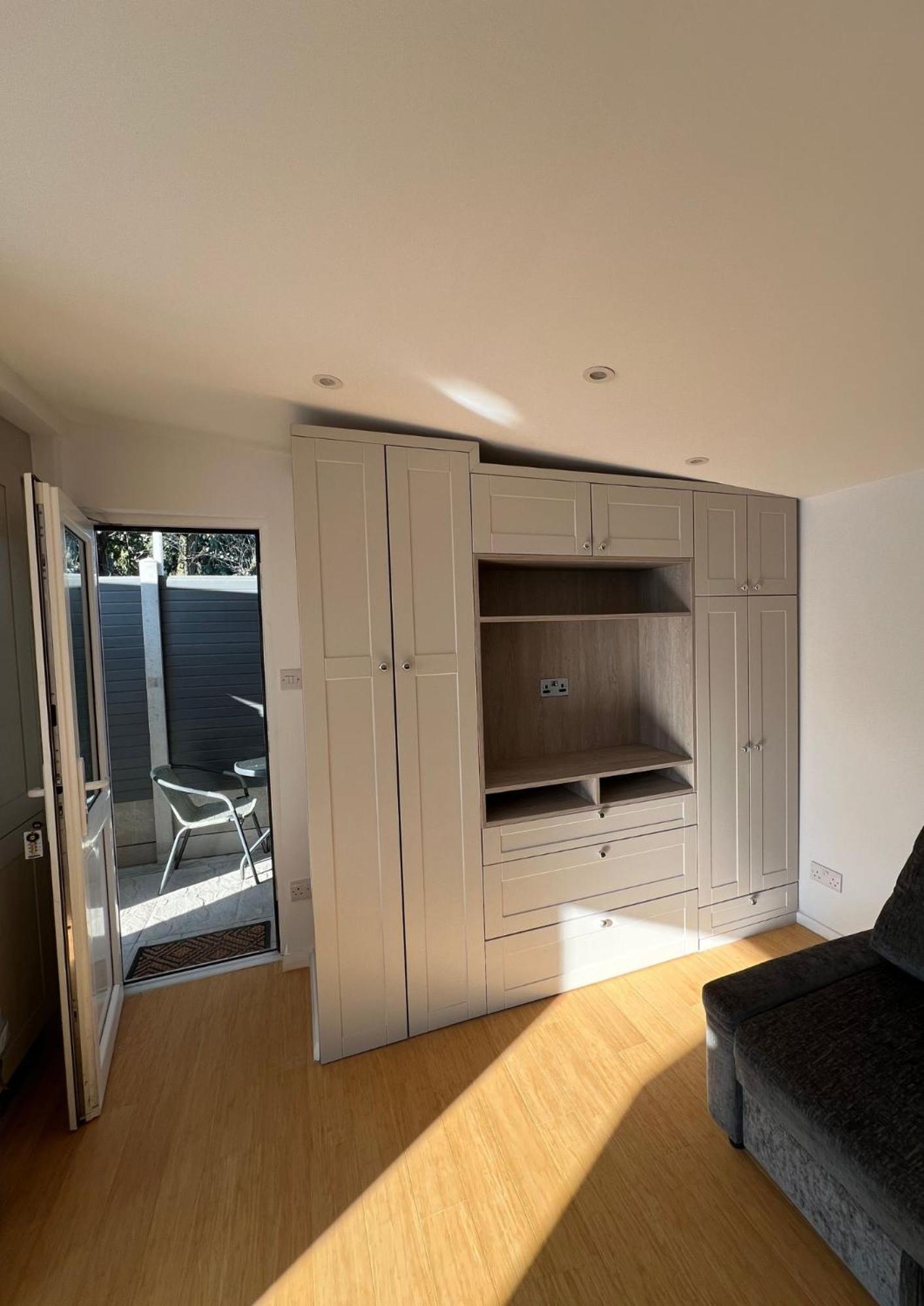 Spacious Double Bedroom Flat Near