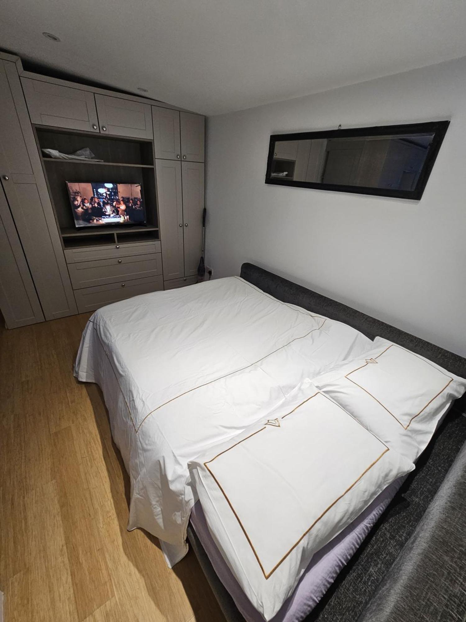 Spacious Double Bedroom Flat Near Homestay