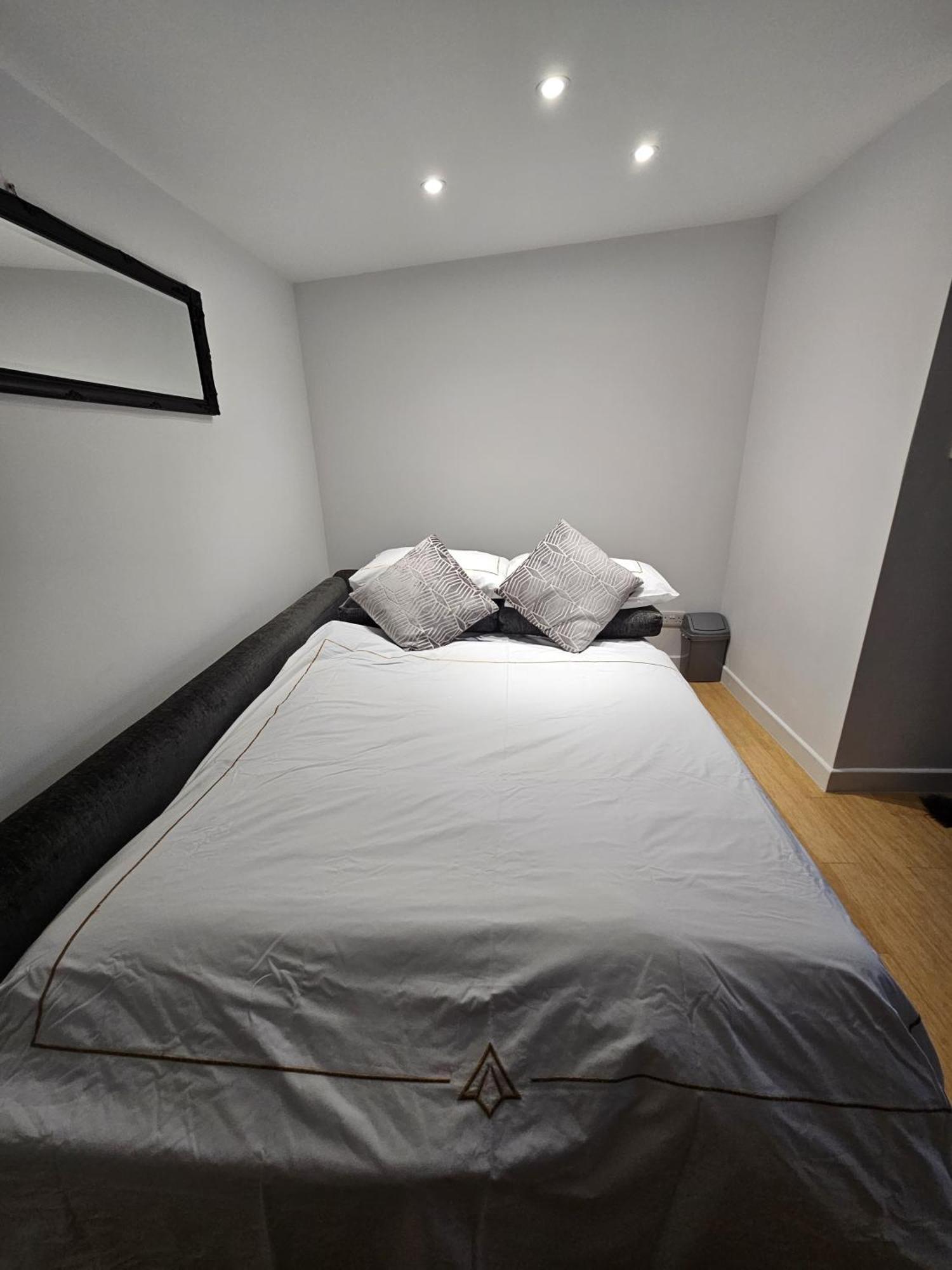 Spacious Double Bedroom Flat Near Homestay Ealing
